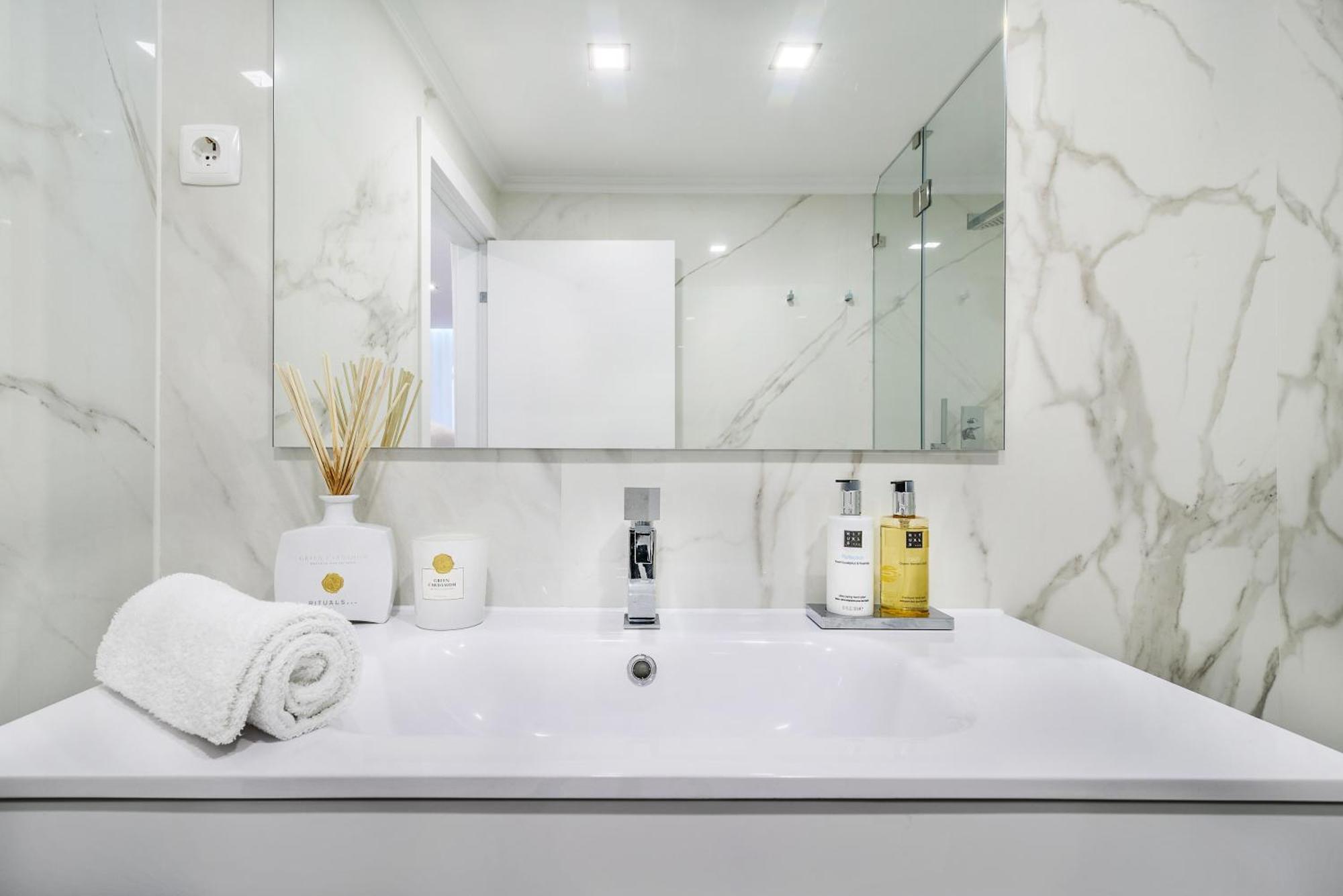 Whome City Chic Escape: Your Stylish Haven In Downtown Lisboa المظهر الخارجي الصورة